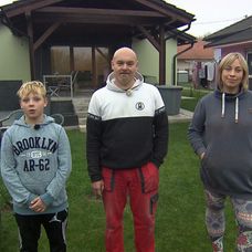 První rodina žije ve vlastním rodinném domě u Mladé Boleslavi. Martina je 36letá maminka, která pracuje v pojišťovně. Její partner Miloš (46 let) pracuje v automobilce.