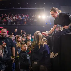 Přemek Forejt dává ochutnat návštěvníkům uvařené jídlo - Nova festival chutí