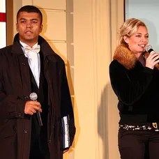 Moderátoři Rey Koranteng a Lucie Borhyová navigují hosty slavnostního večera na čerevný koberec.