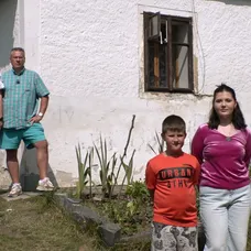Lucie, 39letá žena v domácnosti, žije se svým partnerem Petrem (49), operátorem výroby, a třemi dětmi – čtrnáctiletou Nikolou, jedenáctiletým Dominikem a osmiletým Matyášem ve vlastním domě.