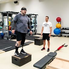 Marek v šestnácti letech přišel o část nohy a nyní se pohybuje s protézou. 