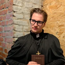 Libor zvolil kostým, který jde proti jeho banditství. Nebo možná poprvé ukázal pravou tvář.