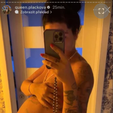 Queen Plačková se za své tělo nestydí.