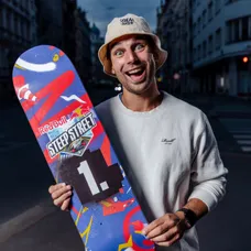 Douwe Macare pózující s vítěznou trofejí z Red Bull Steep Street 2023