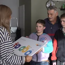Tereza Pergnerová předala šek panu Sporerovi - 4