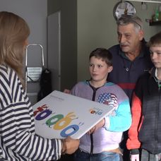 Tereza Pergnerová předala šek panu Sporerovi - 4