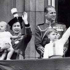 Královna Alžběta, princ Phillip a princ Edward a Andrew - 1965