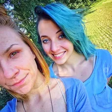 Anna Slováčková s modrými vlasy