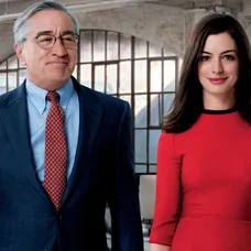 Robert De Niro a Anne Hathaway ve filmu Stážista