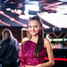 Julie Hojdyszová dorazila ve třpytivém oblečku