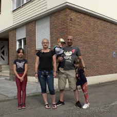 Se svým přítelem Gojem vychovávají čtyři děti – sedmnáctiletou Viky, která je momentálně v nemocnici, devítiletou Vanessu, šestiletou Annu a ročního Kubka.