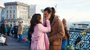 Jiskření mezi Canem Yamanem a Demet Özdemir: V Zasněné lásce ze sebe nemůžou spustit oči