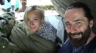 V duelantské chatce na Farmě je veselo. Sandra a Michal si krátí čas zpěvem