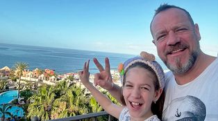 Filip Blažek z Jedné rodiny ukázal nejmladší dceru. Vyrazili spolu na dovolenou