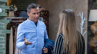 Hynek se nečekaně objeví v Ulici. Musí nutně mluvit s Gábinou