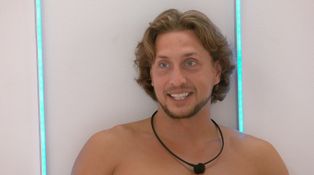 Maťo v Love Islandu neztrácí naději. Odrovnala ho jedna z dívek