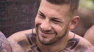 Sandro se rozloučil s vilou i tričkem: Slzy neudržel Chris