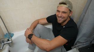 Bydlení Aldy z Love Islandu: Objevili jsme rukavice od krve i ukradený polštář