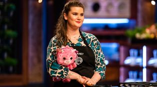 MasterChefa opouští sympatická Žaneta. Péťu zve na kosmetiku, sama chce do ledu