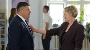 Otíka v Ulici překvapí jeho maminka Puklická. Přišla na inauguraci
