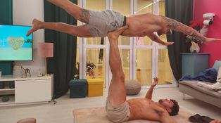 Exkluzivní fotky z vily: Adam a Honza si krátí čas akrobatickými kousky