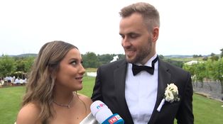 Moderátorka TV Nova se vdala. Na svatbě novomanželům pršelo štěstí