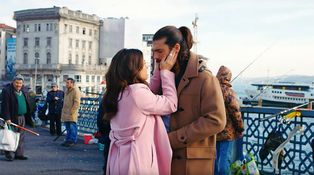 Jiskření mezi Canem Yamanem a Demet Özdemir: V Zasněné lásce ze sebe nemůžou spustit oči