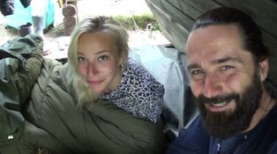 V duelantské chatce na Farmě je veselo. Sandra a Michal si krátí čas zpěvem