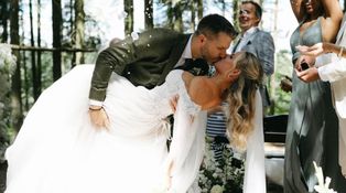 Svatba jako z pohádky: Kráska z Love Islandu si vzala známého moderátora