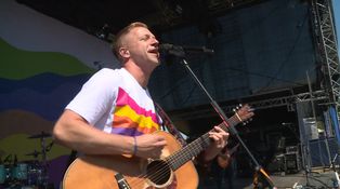 Zpěvák Tomáš Klus odhazuje stud i svršky. Přes léto řádí na festivalu