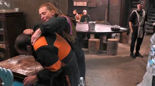 Martina se na farmě vrhla na Zdeňka. Vzala na něj sprej na hmyz