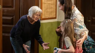 Adriana přivede do Ulice Klárku. Ta je z Amálky celá nesvá