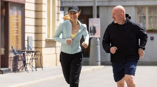 Linda si v Ulici sedne s Jirkou. Pavel jenom zírá