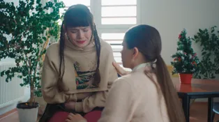 Těhotnou Emu napadne učitelka. Co se stane na záchodě?
