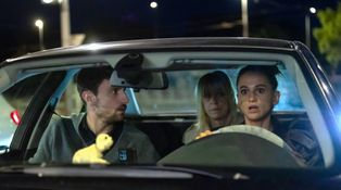 Lukáš udělá z Julie v Božím plánu taxikářku. Za jízdy zjistí, že nemá řidičák