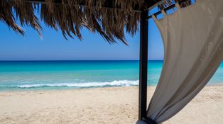 Dovolená bez dětí? Egyptská Marsa Matrouh připomíná Dubaj i Karibik