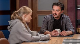 Agáta si v Ulici otevřeně promluví s Márou. Řekne mu pravdu o Bětě