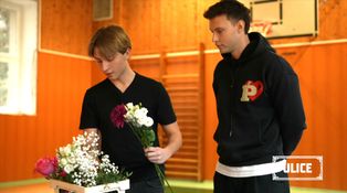 Šrámek z Ulice šokoval. Uvázal květinu pro Havránka