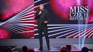 Ondřej Novotný během moderování Miss zariskoval: Co si oproti loňskému roku dovolil? Ondřej Novotný během moderování Miss zariskoval: Co si oproti loňskému roku dovolil?