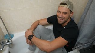 Bydlení Aldy z Love Islandu: Objevili jsme rukavice od krve i ukradený polštář