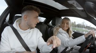 Mám na to dupnout? Sári ukázala Radkovi, jak to umí za volantem