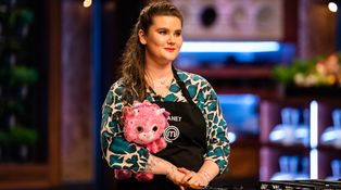 MasterChefa opouští sympatická Žaneta. Péťu zve na kosmetiku, sama chce do ledu