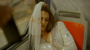 Julie v Božím plánu usne v tramvaji. Pak se ocitne v cizím bytě