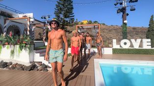 Kluci z Love Islandu, jak je neznáte: Podívejte se na pánskou promenádu v plavkách