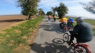 Závody mopedů nejsou nuda: Musíte mít řidičák, nic jiného vám nebrání