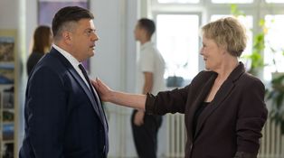 Otíka v Ulici překvapí jeho maminka Puklická. Přišla na inauguraci