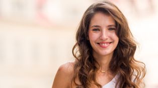 Nová posila Jedné rodiny. Sara Sandeva přichází lámat srdce