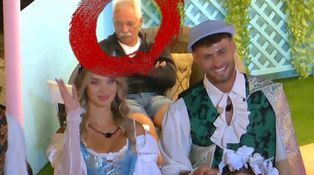 Kdo je tajemný muž Love Islandu? Víme, jak se dostal mezi srdíčka