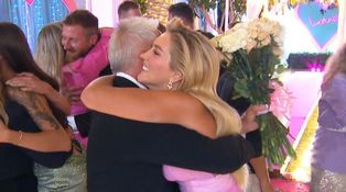 Nečekaný moment z finále Love Islandu: Pan Libor předal květinu Zorce Hejdové