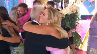 Nečekaný moment z finále Love Islandu: Pan Libor předal květinu Zorce Hejdové